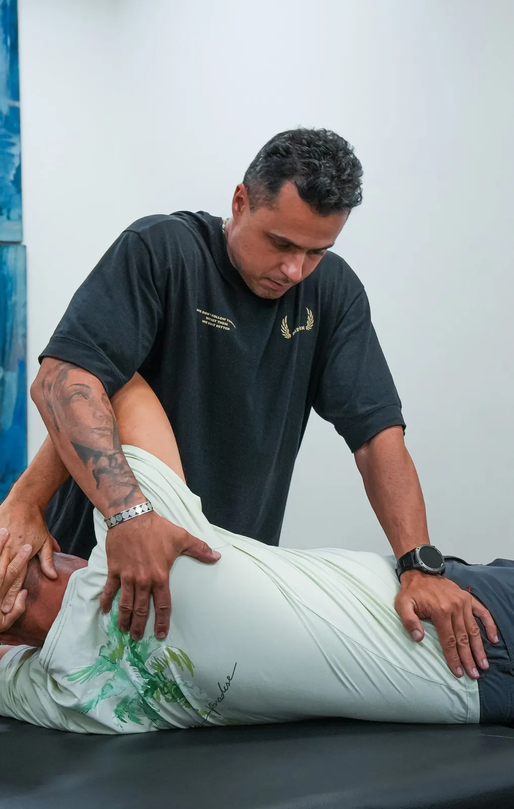Guilherme Leal aplicando uma técnica de quiropraxia com o paciente deitado de lado